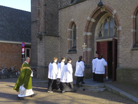 906840 Afbeelding van een geestelijke en enkele misdienaars voor de ingang van de St.-Catharinakerk (Lange Nieuwstraat ...